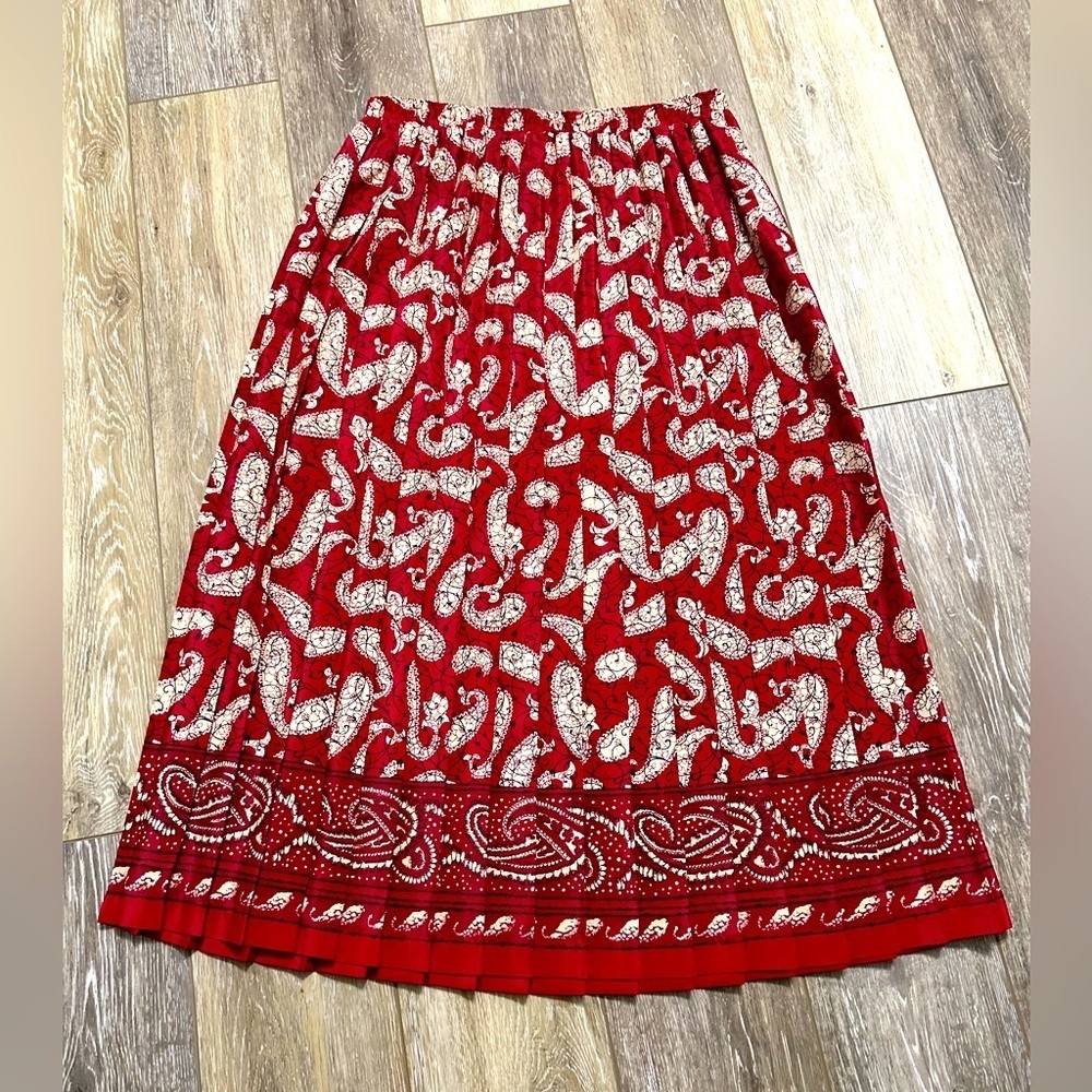 🛍️ Leslie  Red,white pleated Skirt Size 12 excellent condition